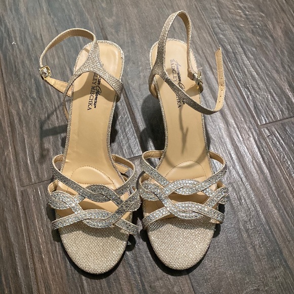 American Glamour Badgley Mischka sparkly gold strappy small heel - Picture 1 of 11